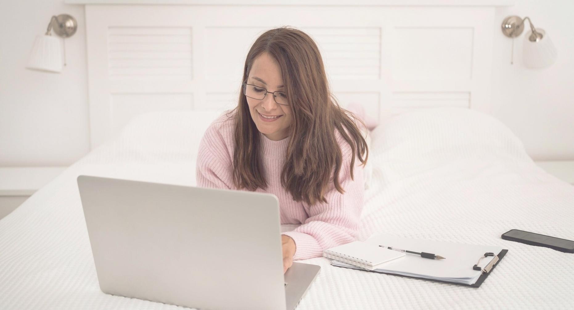 Équipe de professionnels travaillant sur la création d'entreprise