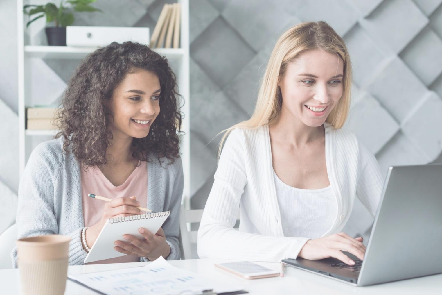 Session de formation avec un expert expliquant les stratégies d'entreprise